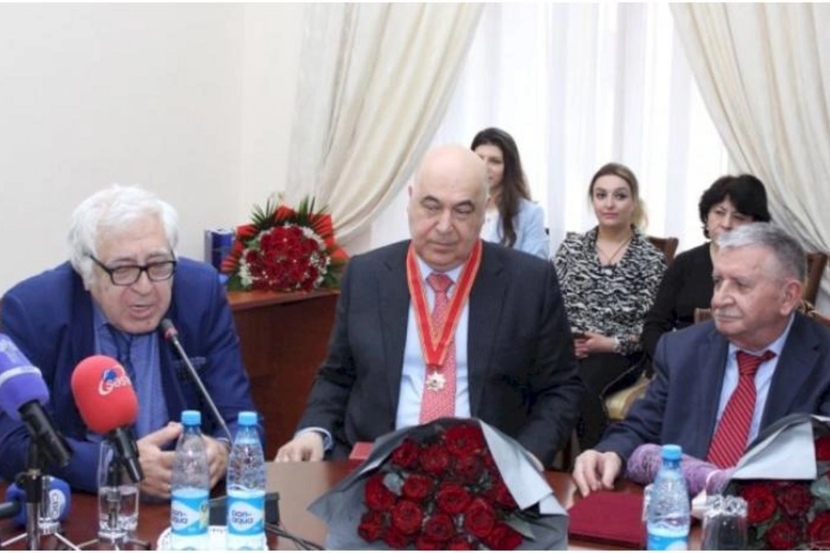 Çingiz Abdullayev yenə jurnalistləri təhqir etdi: “Axmaq-axmaq suallar verməyin…”