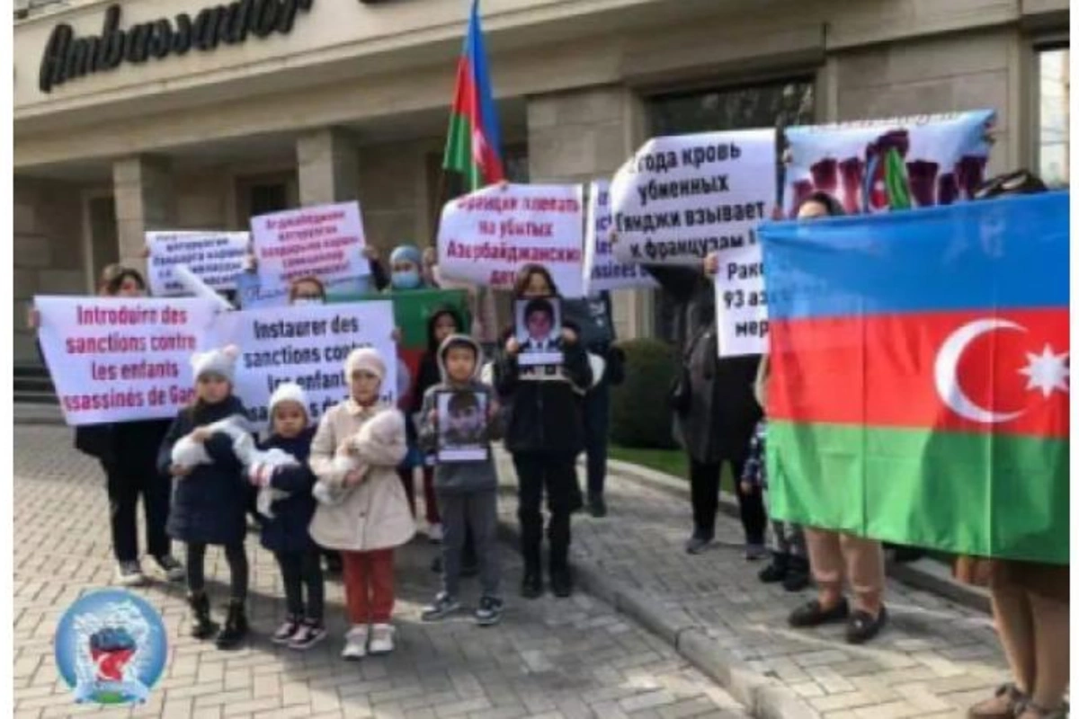 Bişkəkdəki Fransa səfirliyinin qarşısında həlak olmuş azərbaycanlı uşaqların şəkilləri ilə aksiya keçirilib