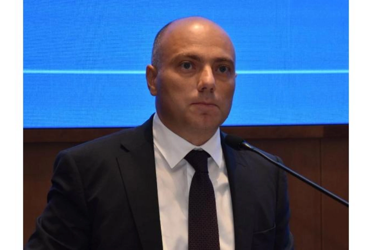 Nazir Anar Kərimovdan biabırçı səhv: Rauf Hacıyevi cazmen kimi təqdim etdi — FOTO