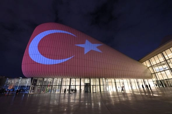 Heydər Əliyev Mərkəzi Türkiyə və Azərbaycan bayraqları ilə işıqlandırılıb — FOTOLAR