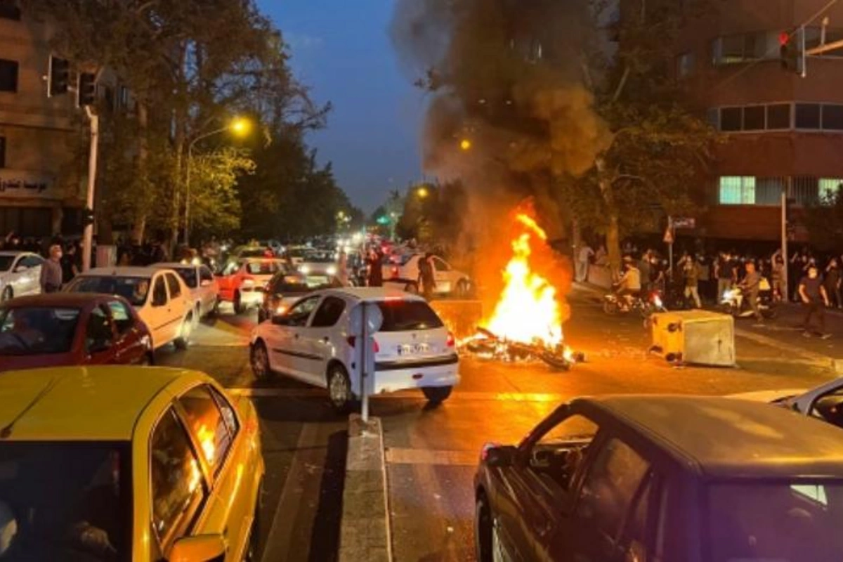 İranda polis insanlara atəş açdı: Ölənlər və yaralananlar var