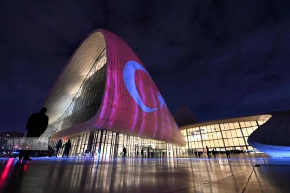 Heydər Əliyev Mərkəzi Türkiyə və Azərbaycan bayraqları ilə işıqlandırılıb — FOTOLAR