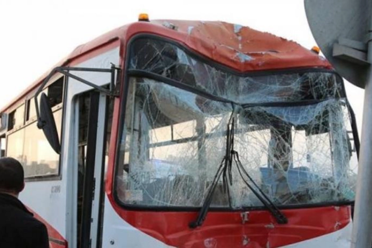 Bakıda avtobus qəzaya uğradı: Yaralanan var