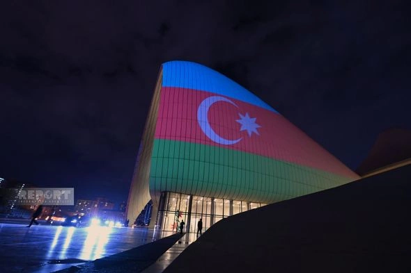 Heydər Əliyev Mərkəzi Türkiyə və Azərbaycan bayraqları ilə işıqlandırılıb — FOTOLAR