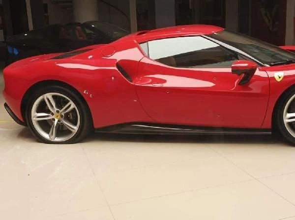 Lüks avtomobil salonunu GÜLLƏLƏDİLƏR — 25 milyonluq Ferrari bu hala düşdü (FOTOLAR)