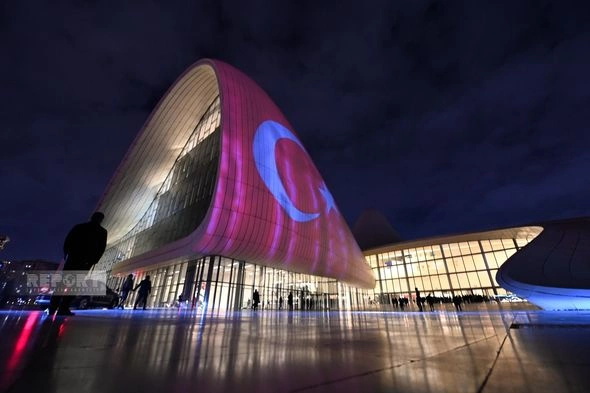 Heydər Əliyev Mərkəzi Türkiyə və Azərbaycan bayraqları ilə işıqlandırılıb — FOTOLAR