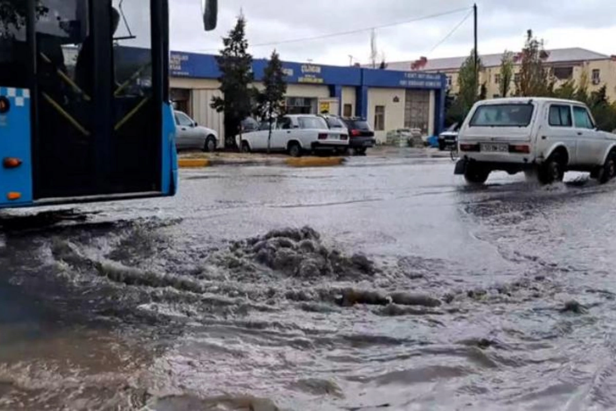Sumqayıtda kanalizasiya tutuldu, yolu su basdı — VİDEO