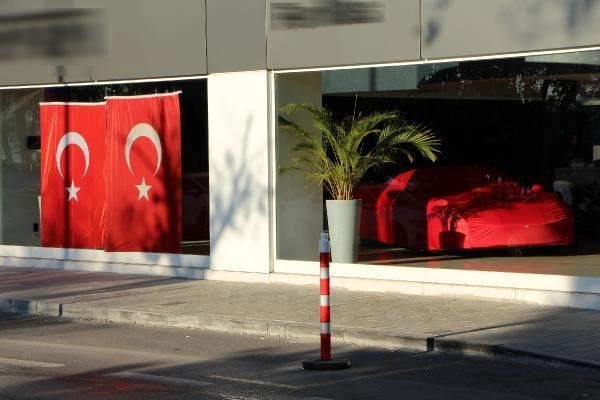 Lüks avtomobil salonunu GÜLLƏLƏDİLƏR — 25 milyonluq Ferrari bu hala düşdü (FOTOLAR)