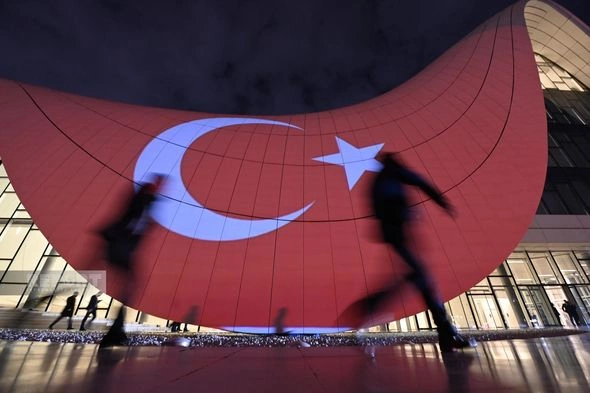 Heydər Əliyev Mərkəzi Türkiyə və Azərbaycan bayraqları ilə işıqlandırılıb — FOTOLAR