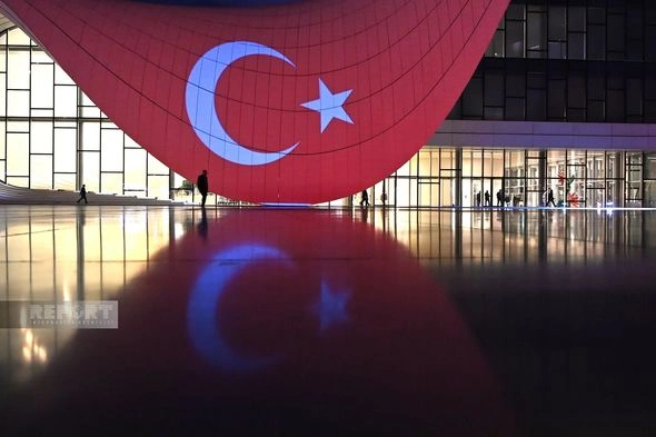 Heydər Əliyev Mərkəzi Türkiyə və Azərbaycan bayraqları ilə işıqlandırılıb — FOTOLAR