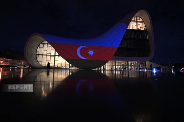 Heydər Əliyev Mərkəzi Türkiyə və Azərbaycan bayraqları ilə işıqlandırılıb — FOTOLAR