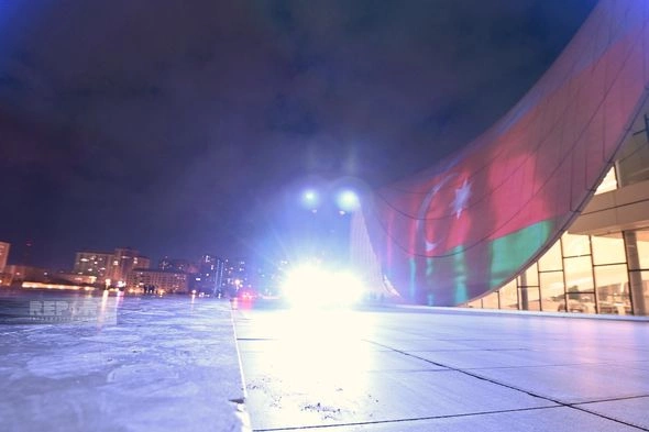 Heydər Əliyev Mərkəzi Türkiyə və Azərbaycan bayraqları ilə işıqlandırılıb — FOTOLAR