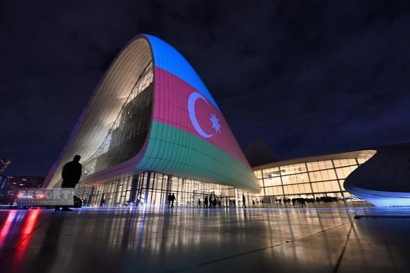 Heydər Əliyev Mərkəzi Türkiyə və Azərbaycan bayraqları ilə işıqlandırılıb — FOTOLAR