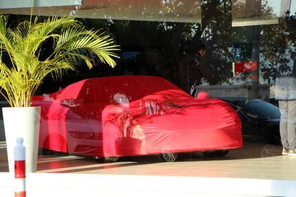 Lüks avtomobil salonunu GÜLLƏLƏDİLƏR — 25 milyonluq Ferrari bu hala düşdü (FOTOLAR)
