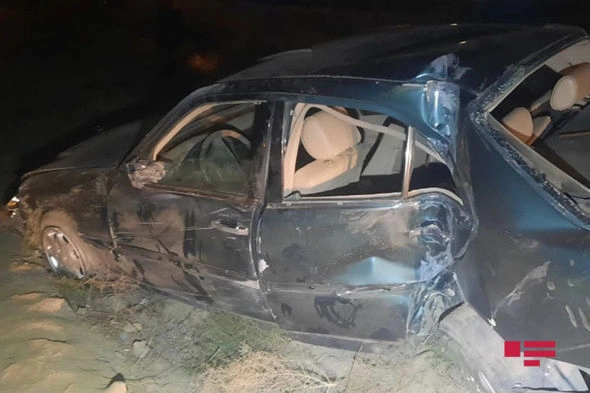 Duz gölünün yaxınlığında avtomobil aşdı: Xəsarət alanlar var — FOTOLAR