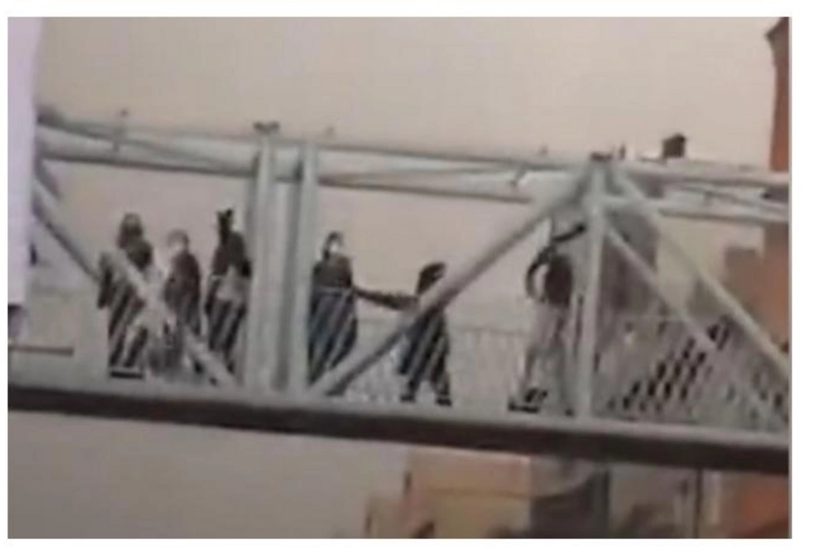 İranlı qızlar hicablarını çıxardaraq etiraz etdilər: Sürücülər dəstək verdi — VİDEO
