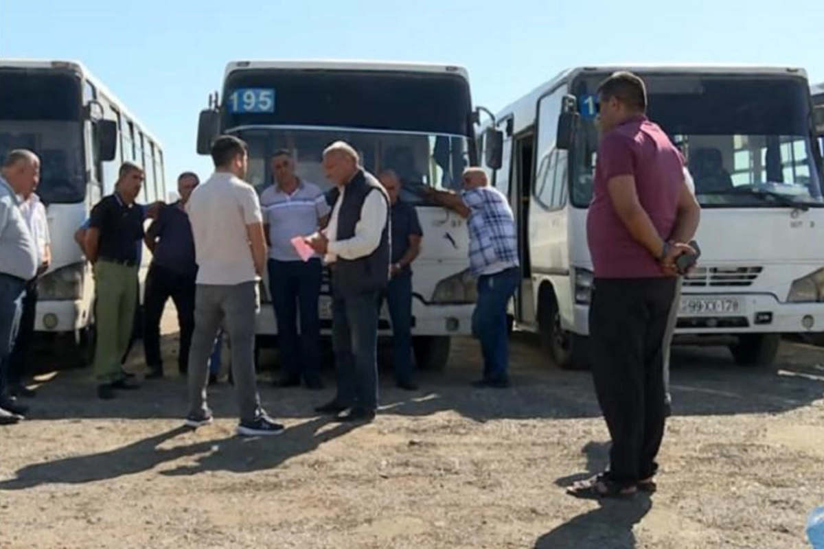 Bakıda avtobus sürücüləri sərnişinləri daşımaqdan imtina etdi — VİDEO