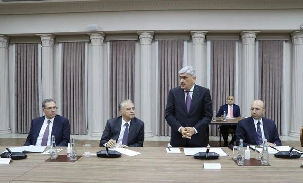 Bakıda nəqliyyat sahəsinin vəziyyətinə həsr olunan müşavirə keçirildi — FOTOLAR
