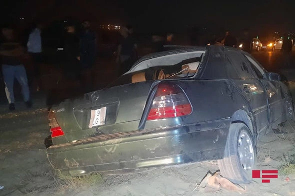 Duz gölünün yaxınlığında avtomobil aşdı: Xəsarət alanlar var — FOTOLAR