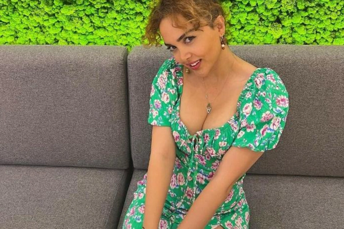 Daha bir azərbaycanlı bloger eyvanda alt paltarsız FOTOSESSİYA etdirdi