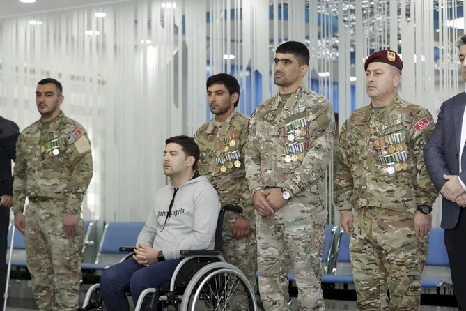 Sahil Babayev yüksək texnologiyalı protezlərlə təmin edilmiş hərbçilərlə görüşüb — FOTO