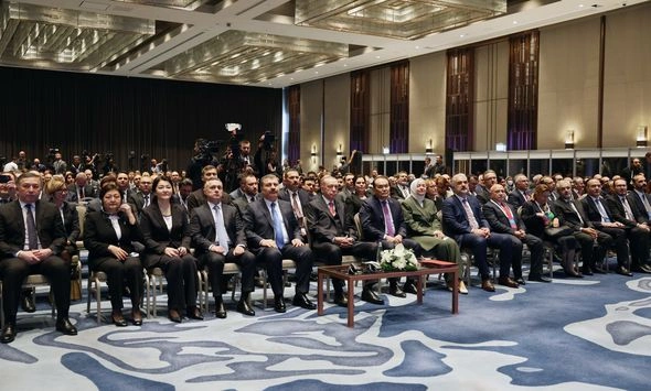 Ərdoğan azərbaycanlı naziri TƏLTİF ETDİ — FOTOLAR Ərdoğan azərbaycanlı naziri TƏLTİF ETDİ — FOTOLAR