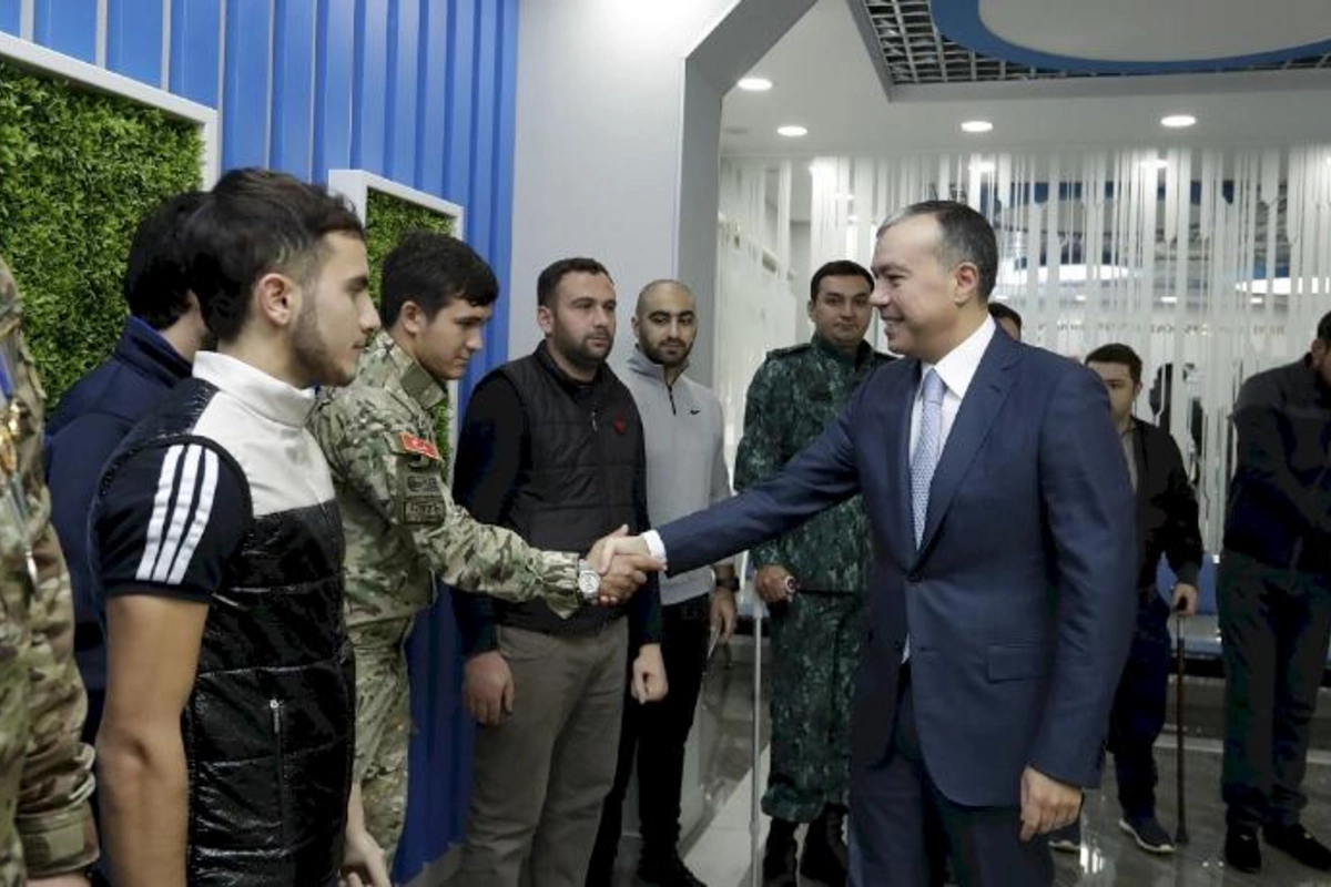 Sahil Babayev yüksək texnologiyalı protezlərlə təmin edilmiş hərbçilərlə görüşüb — FOTO