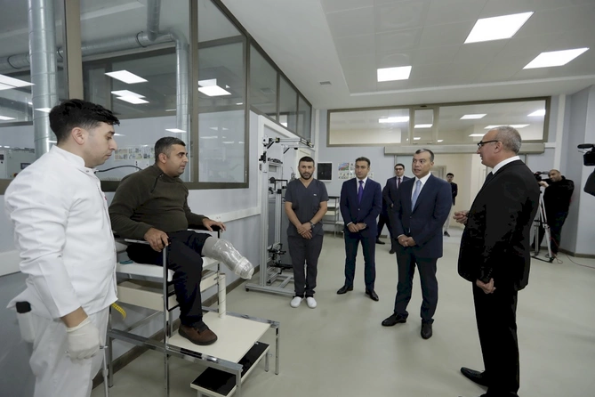Sahil Babayev yüksək texnologiyalı protezlərlə təmin edilmiş hərbçilərlə görüşüb — FOTO