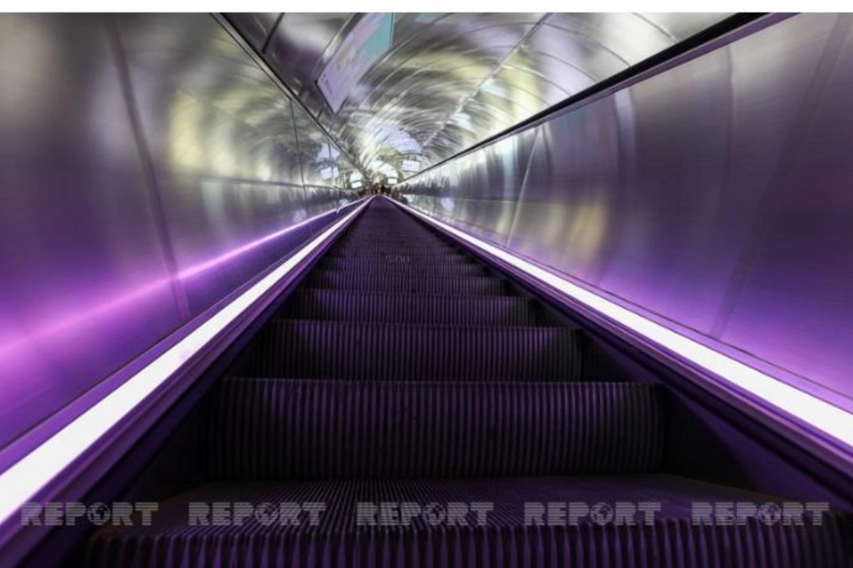 Bakı metrosunda sərnişin eskalatoru saxlayıb