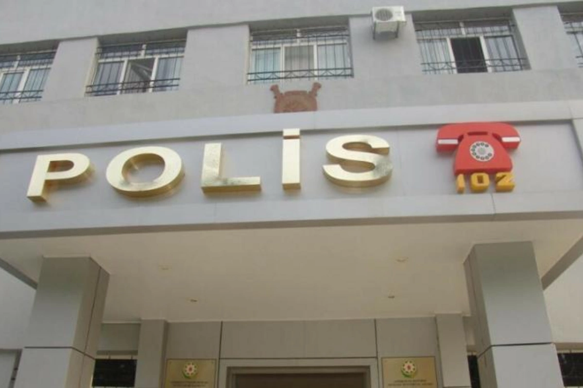 Dilənçilərə qarşı kobudluq edən iki polis vəzifədən azad edildi