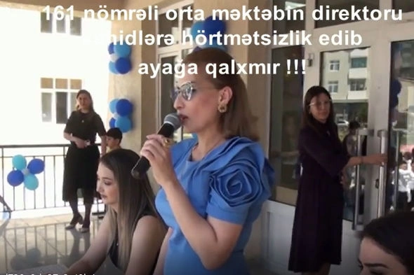 Məktəb direktoru şəhidlərin ruhunu yad etmək üçün ayağa qalxmadı — FOTO/VİDEO