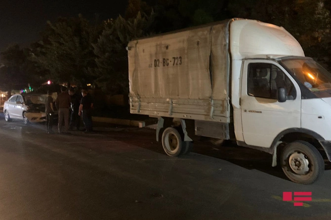 Bakıda minik avtomobili yük maşınına çırpılıb — VİDEO/FOTO Bakıda minik avtomobili yük maşınına çırpılıb — VİDEO/FOTO