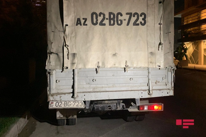 Bakıda minik avtomobili yük maşınına çırpılıb — VİDEO/FOTO Bakıda minik avtomobili yük maşınına çırpılıb — VİDEO/FOTO