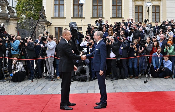 İlham Əliyev “Avropa siyasi birliyi” Zirvə Toplantısının iclasında iştirak edib — YENİLƏNİB (FOTO/VİDEO)