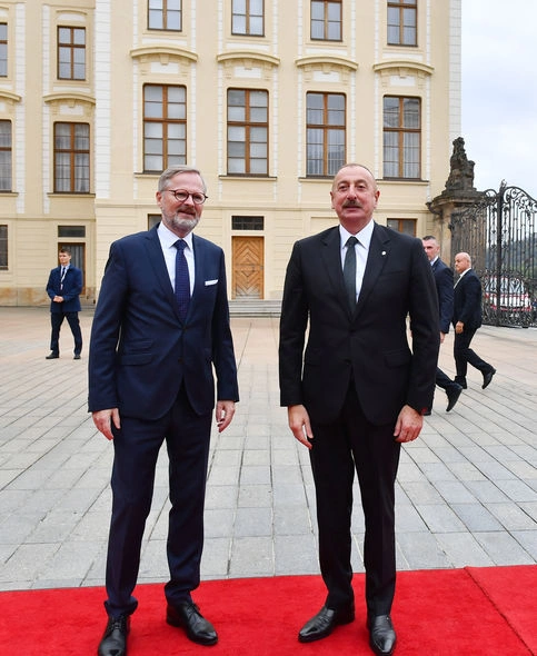 İlham Əliyev “Avropa siyasi birliyi” Zirvə Toplantısının iclasında iştirak edib — YENİLƏNİB (FOTO/VİDEO)