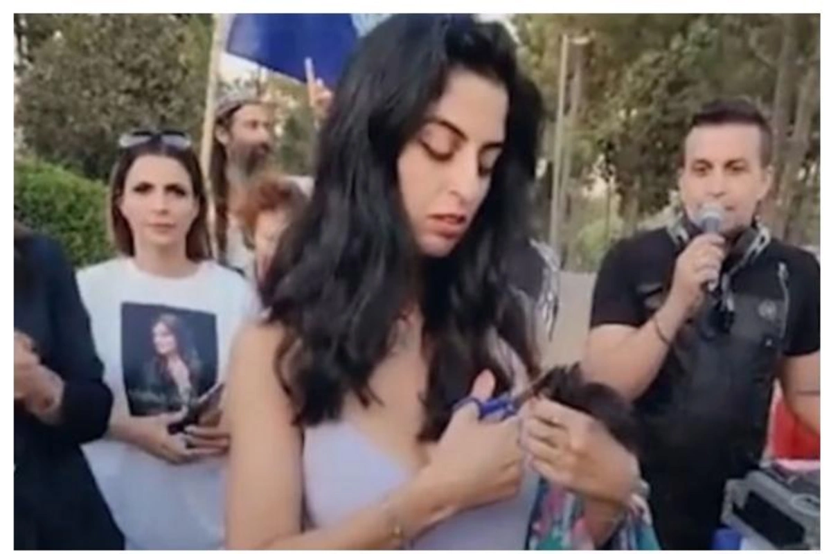 İsraildə etirazçılar İran qadınlarına dəstək olaraq saçlarını kəsdilər — VİDEO