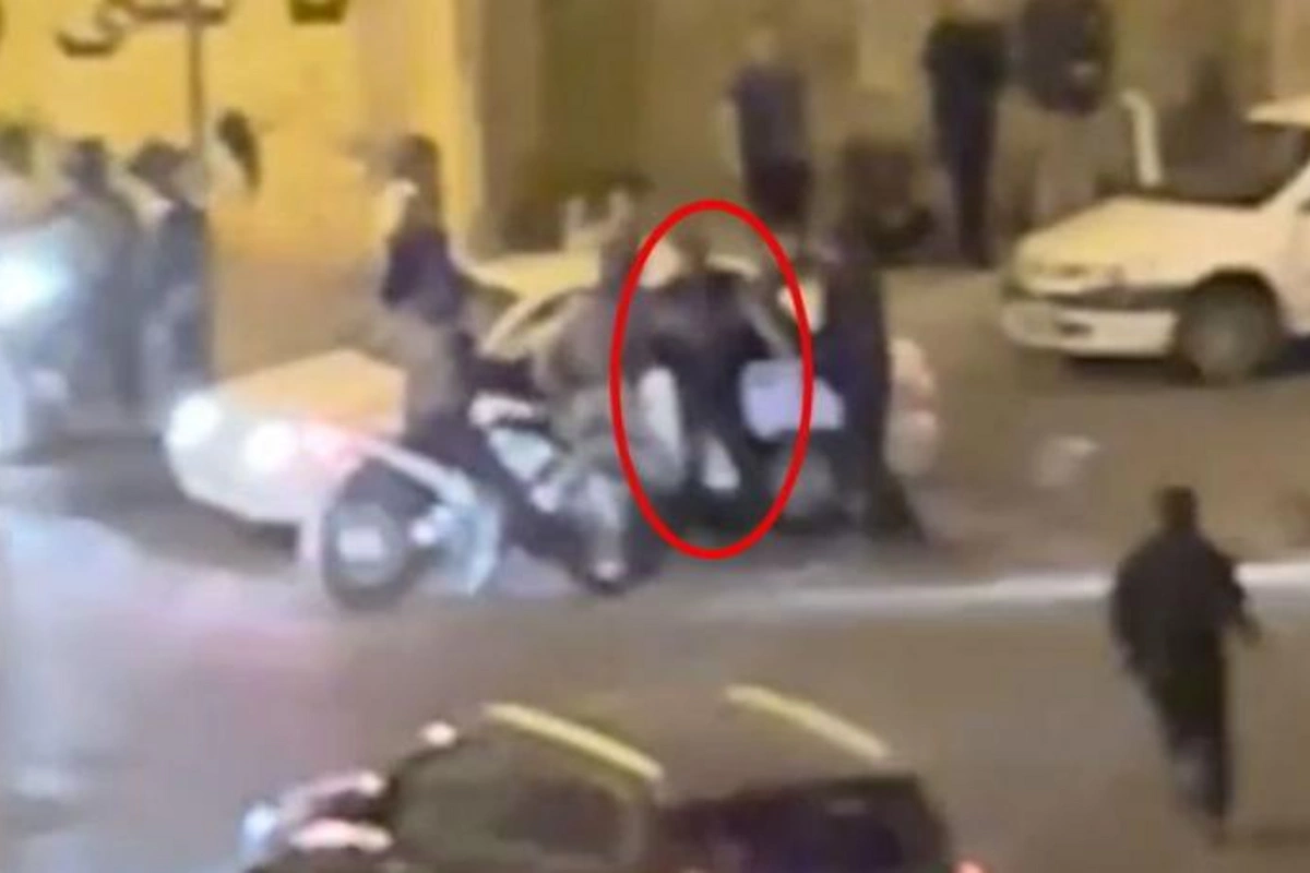 Polis sürücünü maşından düşürüb qəddarlıqla döydü — VİDEO