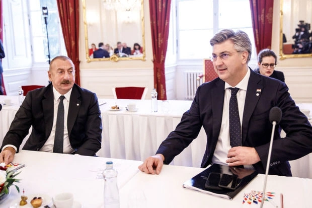 Prezident Praqada “Avropa qitəsində sülh və təhlükəsizlik” mövzulu dəyirmi masada iştirak edib — FOTO Prezident Praqada “Avropa qitəsində sülh və təhlükəsizlik” mövzulu dəyirmi masada iştirak edib — FOTO