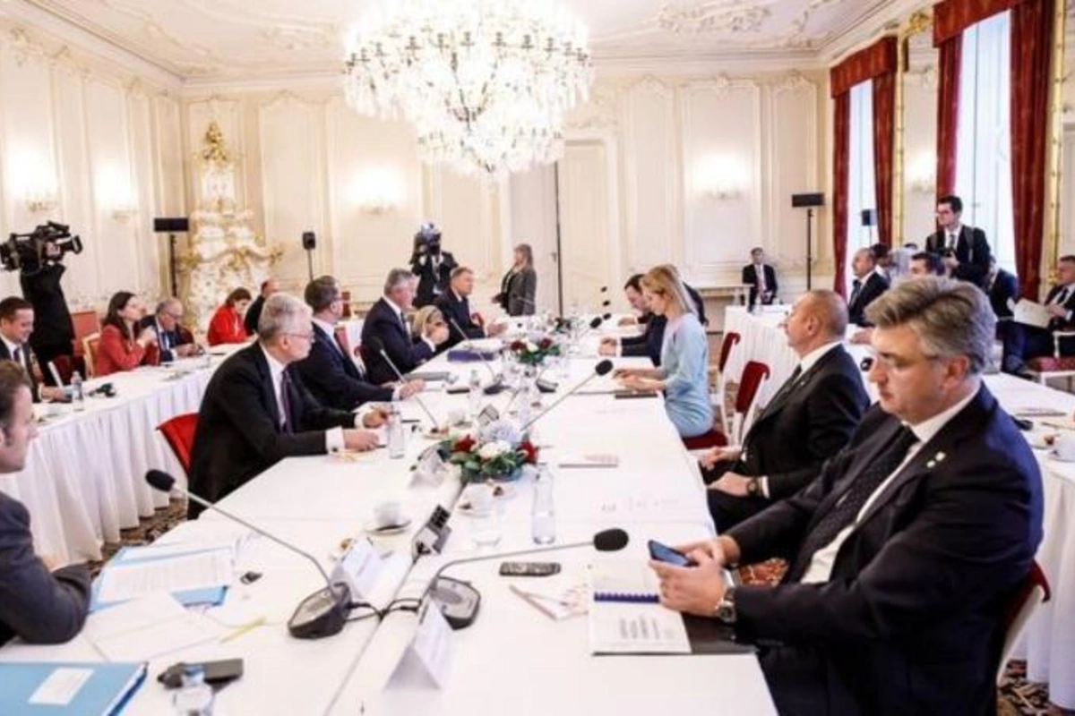 Prezident Praqada “Avropa qitəsində sülh və təhlükəsizlik” mövzulu dəyirmi masada iştirak edib — FOTO