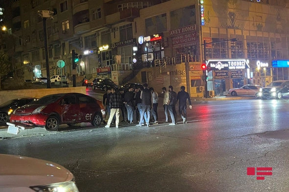 Bakıda taksilər toqquşdu, yaralı var — FOTO/VİDEO Bakıda taksilər toqquşdu, yaralı var — FOTO/VİDEO
