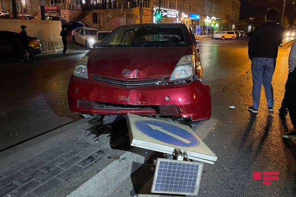 Bakıda taksilər toqquşdu, yaralı var — FOTO/VİDEO Bakıda taksilər toqquşdu, yaralı var — FOTO/VİDEO