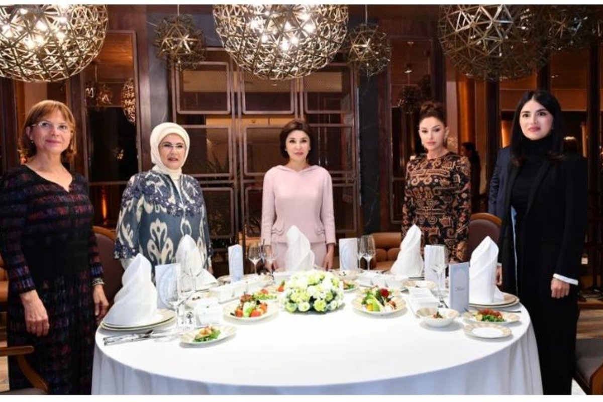 Mehriban Əliyeva Səmərqənddə təşkil olunan şam yeməyində iştirak etdi