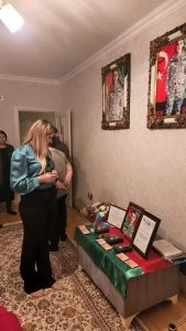 Biznes-ledi şəhid ailələrini ziyarət etdi — FOTOLAR Biznes-ledi şəhid ailələrini ziyarət etdi — FOTOLAR