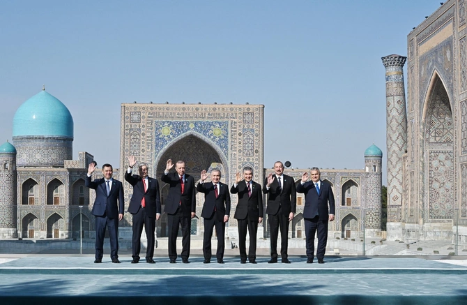 Dövlət və hökumət başçıları Səmərqəndin Registan meydanında ağac əkiblər — FOTOLAR Dövlət və hökumət başçıları Səmərqəndin Registan meydanında ağac əkiblər — FOTOLAR