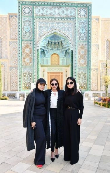 Mehriban Əliyeva “Əbədi şəhər” tarixi-etnoqrafik kompleksi ilə tanış olub — FOTO