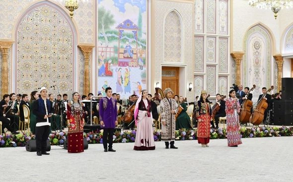 Mehriban Əliyeva Səmərqənddə təşkil olunan naharda iştirak edib — FOTO Mehriban Əliyeva Səmərqənddə təşkil olunan naharda iştirak edib — FOTO