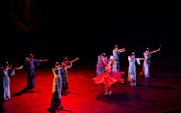 Mehriban Əliyeva Səmərqənddə “Lazgi” adlı baletə baxıb — FOTOLAR