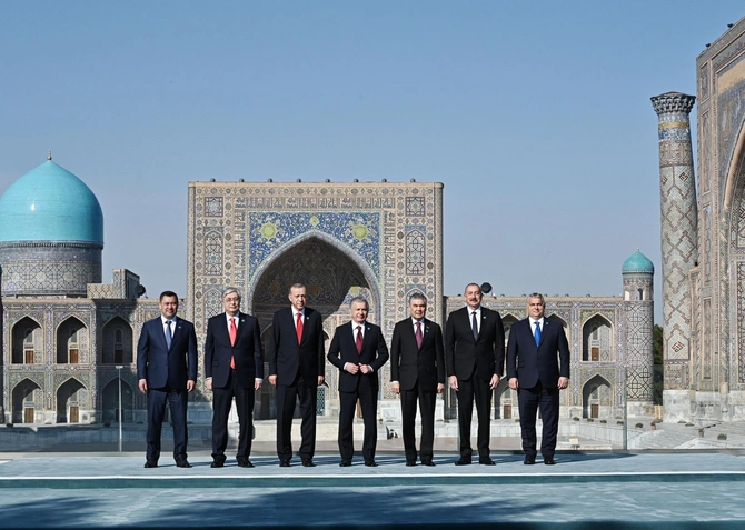 Dövlət və hökumət başçıları Səmərqəndin Registan meydanında ağac əkiblər — FOTOLAR Dövlət və hökumət başçıları Səmərqəndin Registan meydanında ağac əkiblər — FOTOLAR