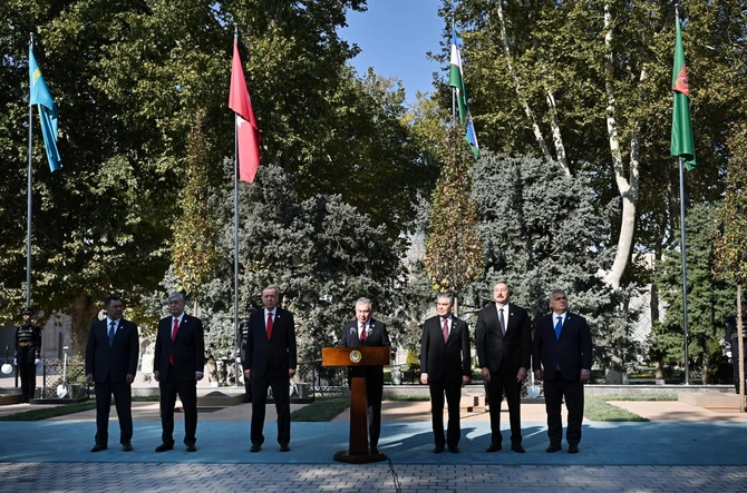Dövlət və hökumət başçıları Səmərqəndin Registan meydanında ağac əkiblər — FOTOLAR Dövlət və hökumət başçıları Səmərqəndin Registan meydanında ağac əkiblər — FOTOLAR