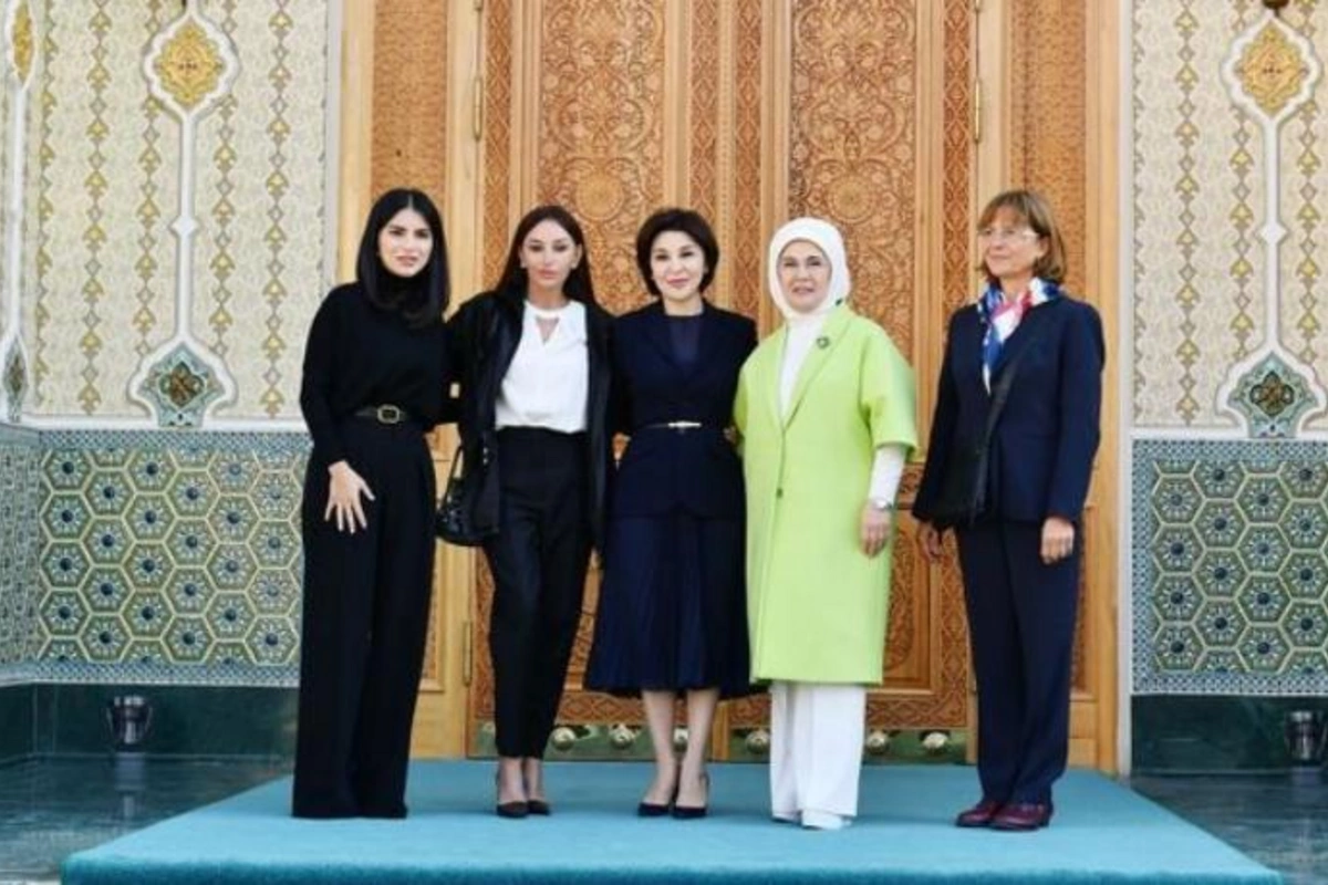 Mehriban Əliyeva “Əbədi şəhər” tarixi-etnoqrafik kompleksi ilə tanış olub — FOTO